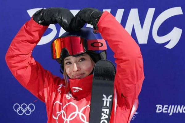 谷愛凌回應(yīng)第二跳摔倒 自由式滑雪包括幾個小項