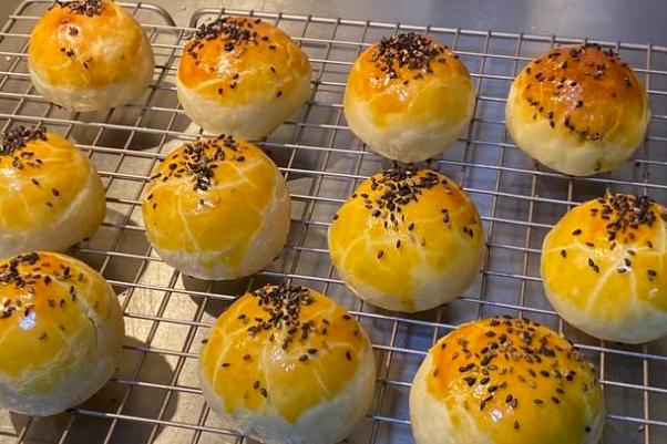 蛋黃酥保質(zhì)期一般是多久 蛋黃酥過(guò)期了還能吃嗎