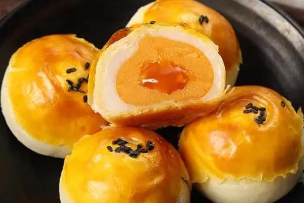蛋黃酥里面白色的糯糯的是什么 蛋黃酥的來(lái)源
