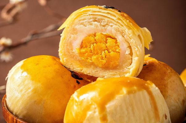 蛋黃酥里面白色的糯糯的是什么 蛋黃酥的來(lái)源