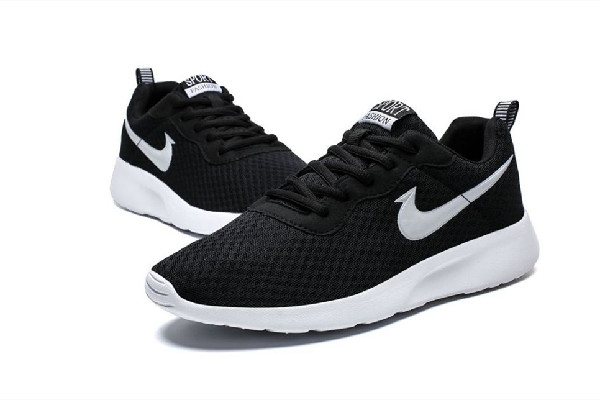 運動鞋是買大一碼還是小一碼 運動鞋買小了有點頂腳怎么辦