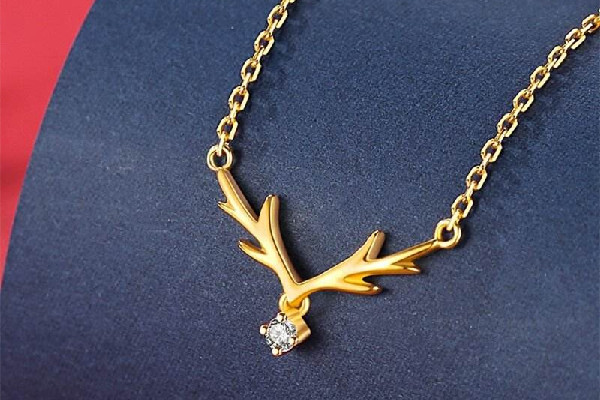 金項鏈可以戴著洗澡嗎 金項鏈每天晚上都要摘下來嗎