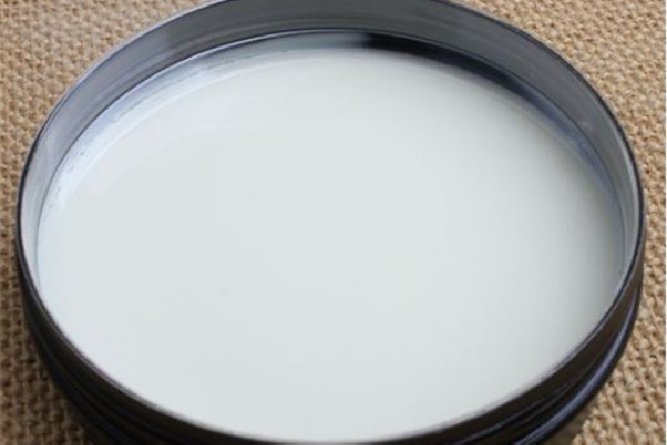 豬油膏用在隔離霜前還是后 豬油膏的正確使用方法 豬油膏用在隔離霜前還是后 豬油膏的正確使用方法