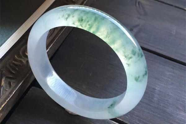 翡翠手鐲怎么選圈口 翡翠手鐲買大點好還是買小點好 翡翠手鐲怎么選圈口 翡翠手鐲買大點好還是買小點好