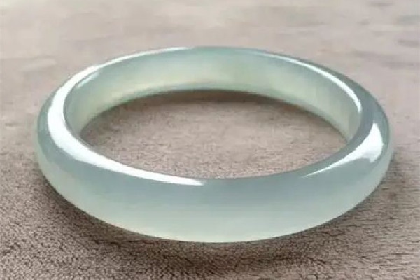 翡翠手鐲是飄花的好還是純色的好 翡翠手鐲買(mǎi)多少錢(qián)的好