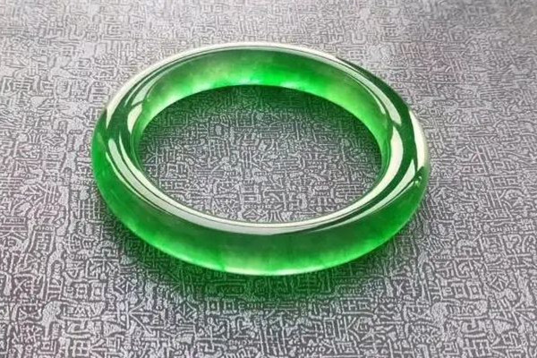 翡翠手鐲是飄花的好還是純色的好 翡翠手鐲買(mǎi)多少錢(qián)的好