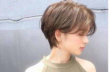 2022紋理燙女生中短發(fā)型 2022紋理燙女生中短發(fā)型