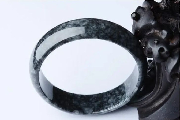 烏雞手鐲怎么辨別真假 烏雞手鐲買(mǎi)什么樣的