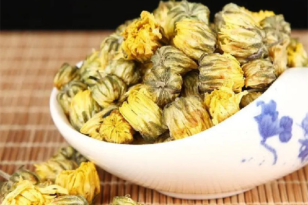 菊花茶可以用冷水泡嗎 菊花茶對(duì)眼睛好嗎
