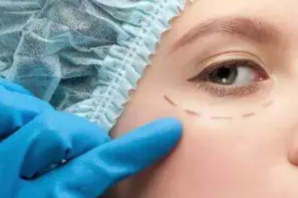 去眼袋手術(shù)會(huì)把臥蠶去掉嗎 去眼袋手術(shù)對眼有傷害嗎