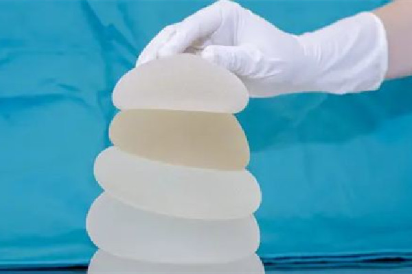 假體隆胸可以一輩子不取出來(lái)嗎 假體隆胸是怎么放進(jìn)去的