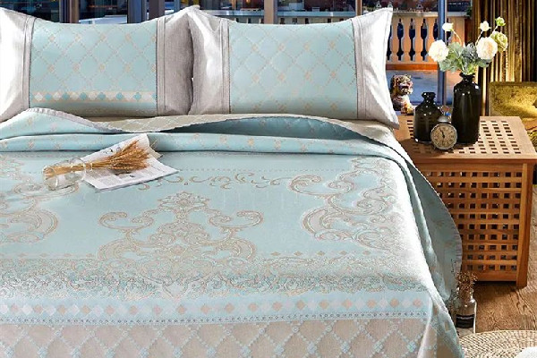 冰絲涼席會(huì)不會(huì)滑來(lái)滑去 冰絲涼席直接鋪在床上嗎