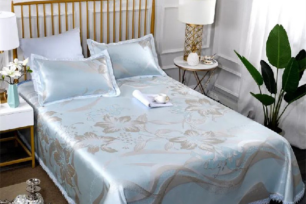 冰絲涼席會(huì)不會(huì)滑來(lái)滑去 冰絲涼席直接鋪在床上嗎