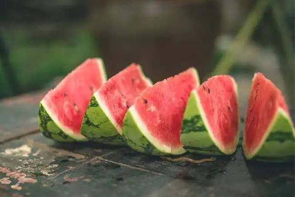 西瓜怎么看熟了沒(méi)熟 西瓜拍著清脆好還是沉重好