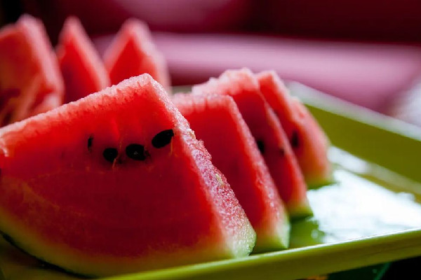 西瓜買回來(lái)沒(méi)熟怎么辦 西瓜沒(méi)熟是什么樣子的