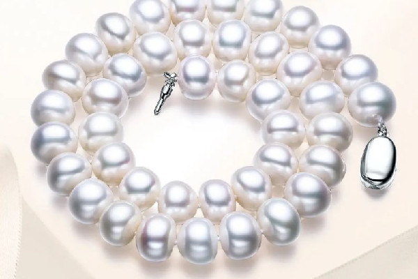 珍珠項鏈適合哪個年齡的女性 珍珠項鏈什么時候戴最合適