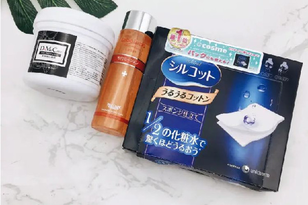 毛孔收斂水在哪個(gè)護(hù)膚步驟用 毛孔收斂水和水乳的使用步驟 毛孔收斂水在哪個(gè)護(hù)膚步驟用 毛孔收斂水和水乳的使用步驟