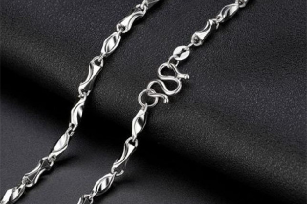 鉑金項(xiàng)鏈和黃金項(xiàng)鏈哪個好 鉑金項(xiàng)鏈和白金項(xiàng)鏈的區(qū)別