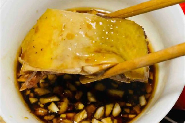 白切雞為什么那么黃 白斬雞皮怎么變黃 白切雞為什么那么黃 白斬雞皮怎么變黃