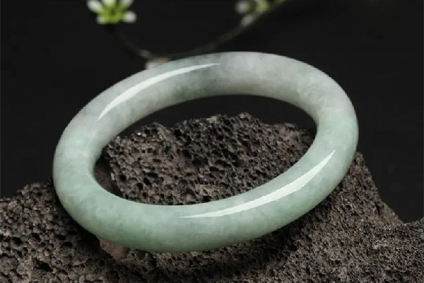 貴妃鐲是不是要買大一點(diǎn) 貴妃鐲怎么選尺寸 貴妃鐲是不是要買大一點(diǎn) 貴妃鐲怎么選尺寸