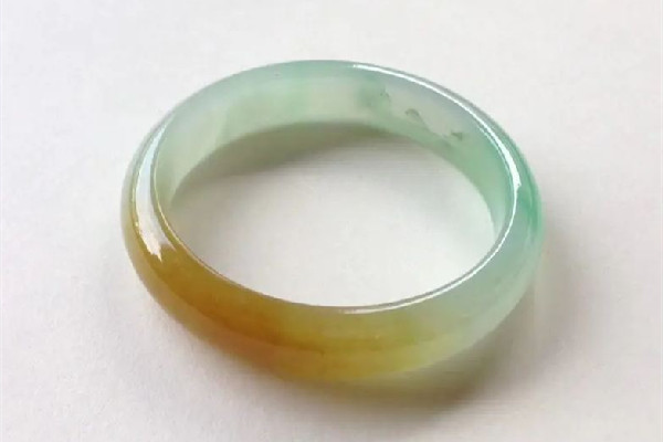 貴妃鐲買小了能戴的進(jìn)去嗎 貴妃鐲怎么戴上去