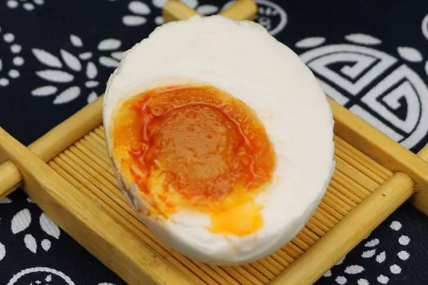 咸鴨蛋和新鮮鴨蛋哪個營養(yǎng)價值高 咸鴨蛋不好剝殼怎么辦 咸鴨蛋和新鮮鴨蛋哪個營養(yǎng)價值高 咸鴨蛋不好剝殼怎么辦
