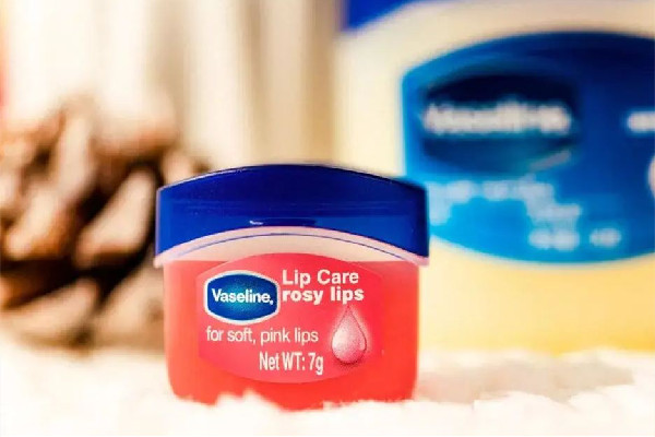 凡士林為什么有的白有的黃 凡士林買哪個(gè)牌子好 凡士林為什么有的白有的黃 凡士林買哪個(gè)牌子好