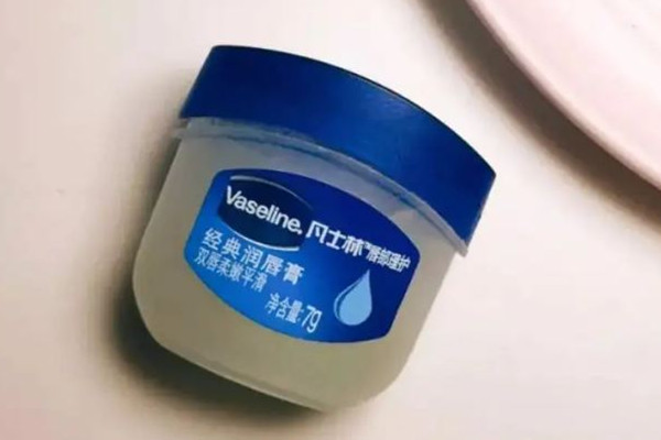 凡士林為什么有的白有的黃 凡士林買哪個(gè)牌子好 凡士林為什么有的白有的黃 凡士林買哪個(gè)牌子好