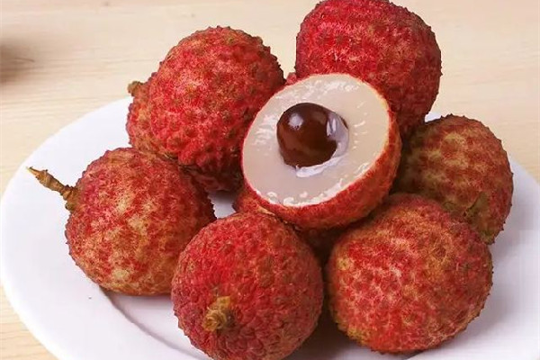 荔枝買紅的還是買綠的 荔枝買回來(lái)是青的怎么辦