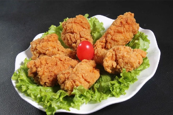 炸雞腿要煮熟還是生的炸啊 炸雞腿用面包糠好還是炸雞裹粉好 炸雞腿要煮熟還是生的炸啊 炸雞腿用面包糠好還是炸雞裹粉好