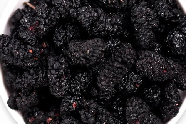 桑葚干泡水是什么顏色 桑葚干泡水喝會上火嗎 桑葚干泡水是什么顏色 桑葚干泡水喝會上火嗎