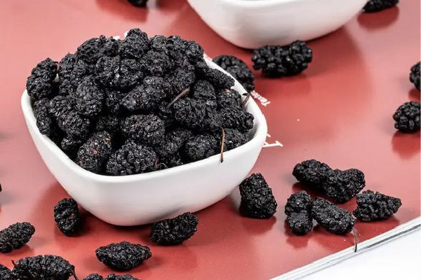 桑葚干泡水是什么顏色 桑葚干泡水喝會上火嗎 桑葚干泡水是什么顏色 桑葚干泡水喝會上火嗎