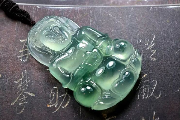 翡翠吊墜會(huì)變色嗎 翡翠吊墜怎么保養(yǎng)