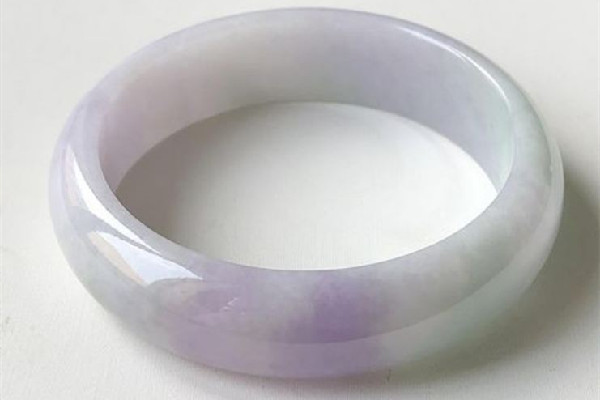 紫羅蘭手鐲用紫光燈照是什么顏色 紫羅蘭手鐲用燈怎么辨別