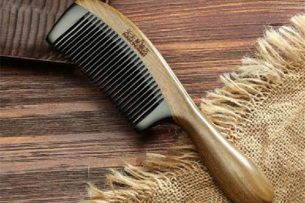 木梳子發(fā)霉了還能用嗎 木梳子發(fā)霉了怎么辦 木梳子發(fā)霉了還能用嗎 木梳子發(fā)霉了怎么辦