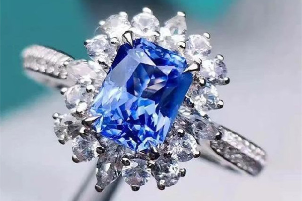 藍(lán)寶石多少錢(qián)一克 藍(lán)寶石多少克以上有收藏價(jià)值