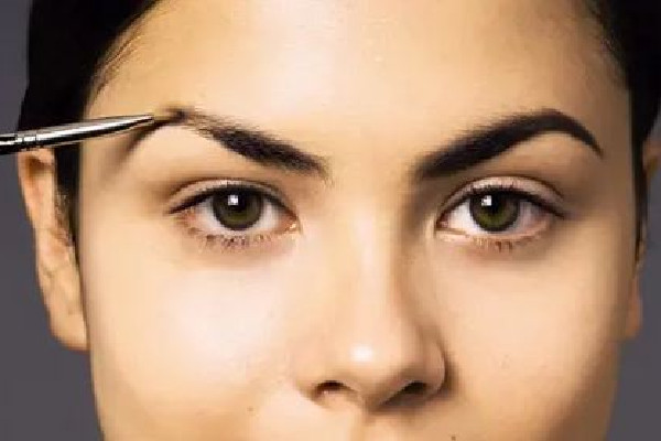 刮眉毛要順著刮還是逆著刮 刮眉刀的正確方法 刮眉毛要順著刮還是逆著刮 刮眉刀的正確方法