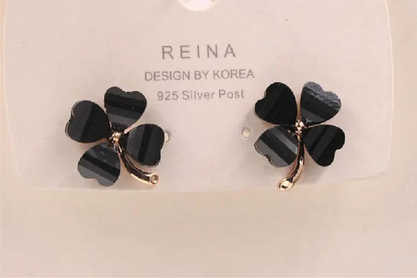 耳釘長(zhǎng)進(jìn)肉里怎么取出來(lái) 耳釘要多久摘下來(lái)清洗一次 耳釘長(zhǎng)進(jìn)肉里怎么取出來(lái) 耳釘要多久摘下來(lái)清洗一次