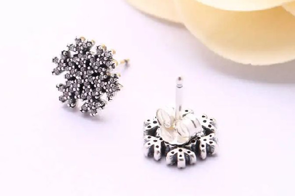 耳釘變黑怎么回事 耳釘變黑了還能戴嗎 耳釘變黑怎么回事 耳釘變黑了還能戴嗎