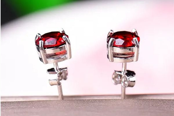 耳釘長(zhǎng)進(jìn)肉里怎么取出來(lái) 耳釘要多久摘下來(lái)清洗一次 耳釘長(zhǎng)進(jìn)肉里怎么取出來(lái) 耳釘要多久摘下來(lái)清洗一次