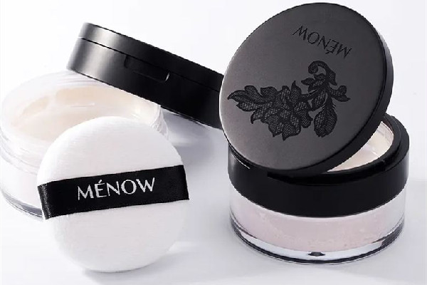 定妝粉對(duì)皮膚有傷害嗎 定妝粉要用卸妝水嗎 定妝粉對(duì)皮膚有傷害嗎 定妝粉要用卸妝水嗎