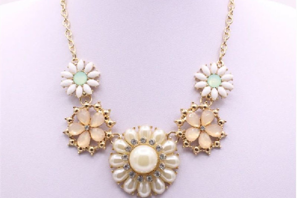 項鏈配吊墜好看還是不配吊墜好看 項鏈配什么吊墜好看 項鏈配吊墜好看還是不配吊墜好看 項鏈配什么吊墜好看