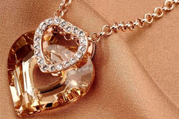 項鏈戴著脖子癢是什么原因 項鏈過敏脖子特別癢怎么辦