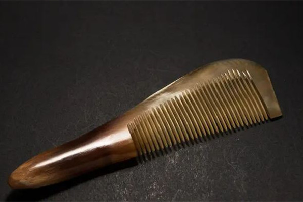 牛角梳和檀木梳子哪種好 牛角梳買寬齒還是細(xì)齒