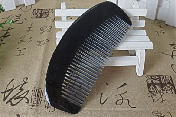 牛角梳會(huì)不會(huì)摔斷 牛角梳有裂紋屬于正?，F(xiàn)象嗎