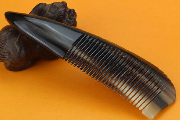 牛角梳會(huì)不會(huì)摔斷 牛角梳有裂紋屬于正?，F(xiàn)象嗎