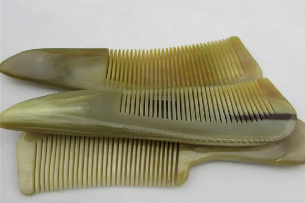 牛角梳和檀木梳子哪種好 牛角梳買寬齒還是細(xì)齒