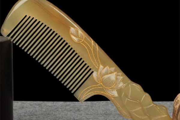 牛角梳的功效與作用 牛角梳能改善白發(fā)嗎 牛角梳的功效與作用 牛角梳能改善白發(fā)嗎