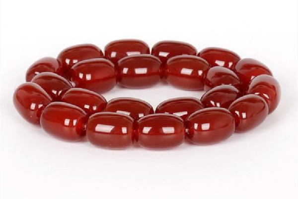 紅瑪瑙用紅繩還是黑繩 紅瑪瑙怎么搭配珠子