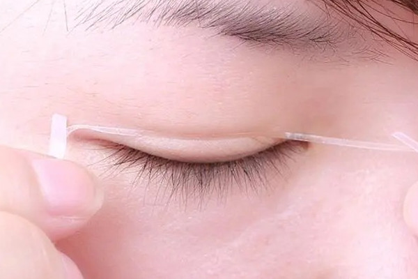 雙眼皮貼貼久了眼皮松怎么辦 雙眼皮貼有副作用嗎 雙眼皮貼貼久了眼皮松怎么辦 雙眼皮貼有副作用嗎